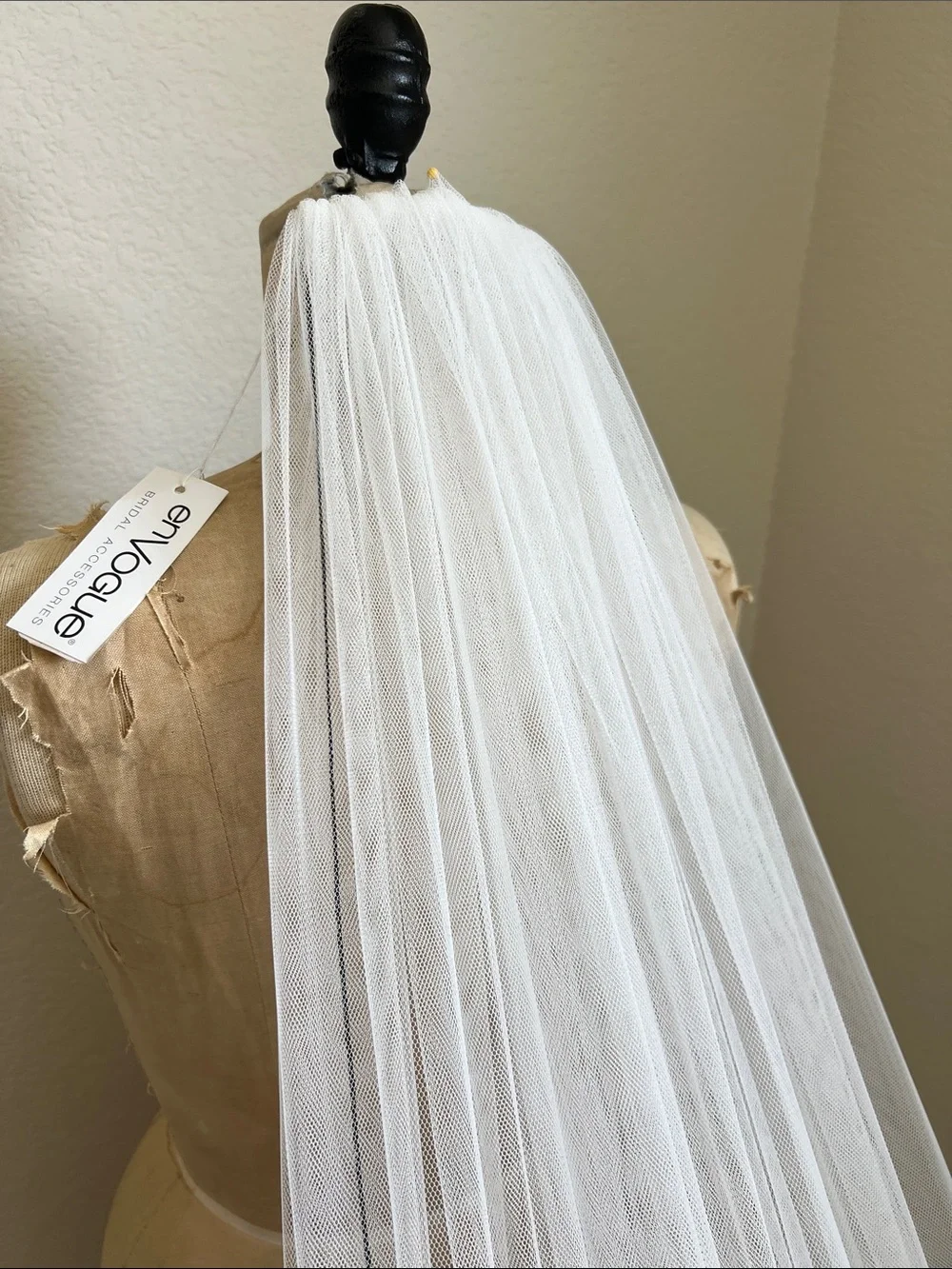 En Vogue V2292C ivory/black edge